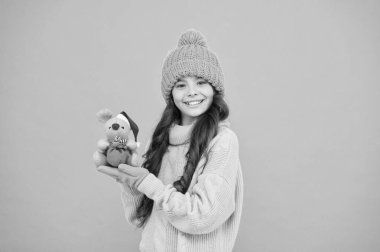 Pelüş oyuncak. 2020 fare yılı. Ruhsal zeka, duyarlılık, esneklik ve canlılık özelliklerine sahip bir hayvan. Kız çocuğu fare ya da fare oyuncağı tutar. Çin yıldız falı konsepti. Fare sembolü yılı