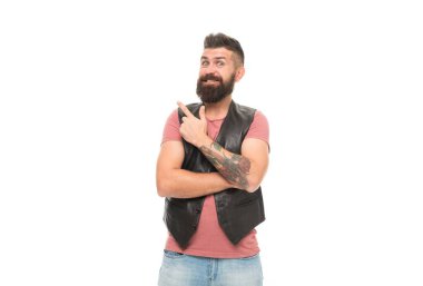 İşaret parmağıyla işaret eden adam. Ürün tavsiye konsepti. Berber dükkanı ve sakal bakımı. Bıyık ve sakal stili. Moda modası sakal tımar etme. Şuna bir bak. Sakallı hippi, vahşi adam.