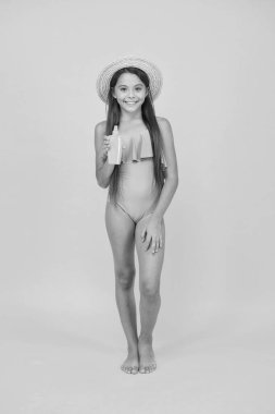 Dinleniyorum. Sahilde koruyucu güneş kremi sürüyorum. Güneş koruma kavramı. Cilt bakımı. Güneş güvenlik ipuçları. Kumsalda güneşleniyor. Yaz tatili. Plaj rahatlama konsepti. Sıcak ülkeye seyahat