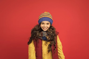 Hoş geldin kış mevsimi. Kış tarzında mutlu çocuk. Şirin görünüşlü küçük kız. Tarz ve moda. Soğuk hava için moda trendleri. Rahat hissetmek için zarif bir tarz.