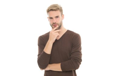 Tıraşsız, yakışıklı, kendine güvenen, şık saç stili ve günlük kıyafetleri olan beyaz tenli bir adam.
