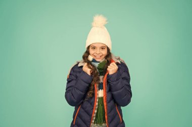 Rahatım yerinde. Soğuk sezon alışverişi. Koruyucu ceketli bir çocuk. Mevsimlik moda. Kış tatili Moda kızı kışlık giysileri. Moda modası. Çocuk mavi arka plan şapkalı ve ceketli. Kış sporları