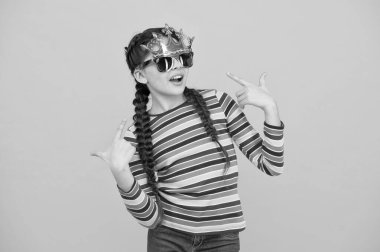 Lüks parti. Bencil çocuk taç ve gözlük takıyor. Fotokopi makinesi olan küçük bir kız. Parti malzemeleri ve aksesuarları. Kutlama için alkış. Karnaval ve maskeli balo. Tatili kutluyoruz.