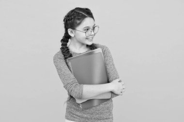 Eğitime odaklan. Özel okul. Şirin gülümseyen okul kızı. Küçük liseli kız. Saçları örülü bir öğrenci okula gidiyor. Günlük okul kızı hayatı. Okul kulübü. Kütüphane konsepti. Özel dersler