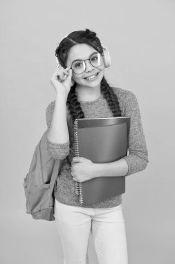 Sırt çantalı bir genç. Şirin gülümseyen okul kızı. Küçük liseli kız sırt çantası taşıyor. Öğrenci okula gidiyor. Modern okul kızı günlük hayatı. Okul kulübü. Okul sistemi fonksiyonları. Özel okul