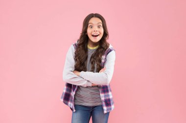 Gündelik tarzda küçük bir çocuk 20 Kasım 'da sürpriz pembe arka planla ağzını sonuna kadar açık tut.