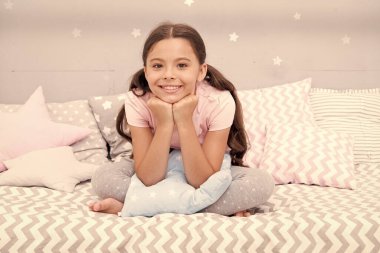 Çocuk uykusu. Mutlu bebek yatakta oturur. Küçük çocuk yatmaya gidiyor. Uyku zamanı rutini. Yatma vakti. İyi geceler. İyi uykular. Yatağında sıcak ve rahat dinlen. Gece kreşi.