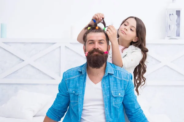 Ditt hår behöver en frisör. Lilla dotter har fadershår. Frisörsalong. Frisörsalong. Hårvård. Frisören är hans bästa vän. — Stockfoto