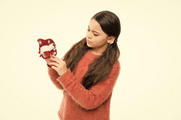 Barnens julfest med tomten. Ett litet barn håller Santa huvudglasögon mask. Årliga helgdagar. Julhelger 2019. God jul. Gott nytt år firande. Helgsäsong. Vintersemester anländer — Stockfoto