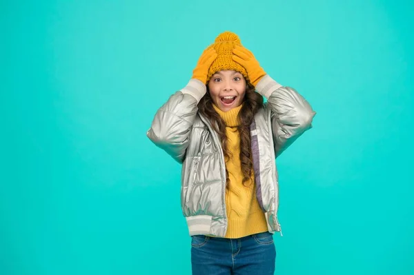 Překvapené dítě ve stříbrné bundě a pletené oblečení se v zimě zahřeje připravené na aktivitu na dovolené, kopírovací prostor, štěstí z dětství — Stock fotografie