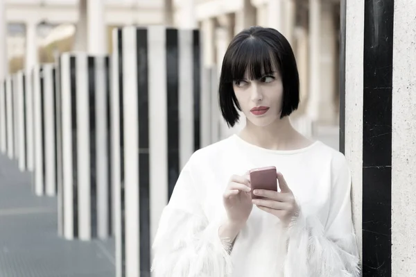 Menina usa telefone celular em Paris, França — Fotografia de Stock