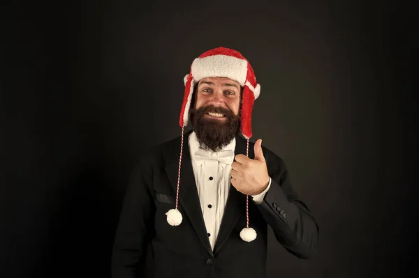 Obchodní Santa vám přeje finanční růst. Obchodní společnost. Muž s plnovousem v elegantním obleku a Santovým kloboukem. Obchodník Santa v bundě. Koncept Vánoční párty. Pocit tepla. Legrační zimní klobouk — Stock fotografie