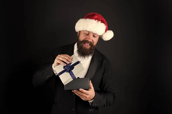 Il giorno della boxe. Festa di Natale aziendale. Uomo barbuto cappello da Babbo Natale hipster. Idea dello spirito natalizio. Il direttore festeggia l'anno nuovo. Che umore allegro. Festa di Natale. Idee vacanza aziendale. Felicità e gioia — Foto Stock