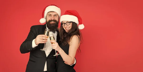 Joyeux Noël. Du vin mousseux. Fête de bureau. Cérémonie de fête de l'événement. Couple prêt fête d'entreprise. Bonne année. Barbu gentleman porter smoking fille élégante robe copie espace fond rouge — Photo