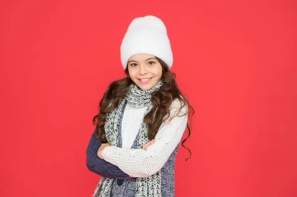 크리스마스 선물로 따뜻 한 겨울 옷을 입고 뜨개 질을 하는 행복 한 십 대 소녀 — 스톡 사진