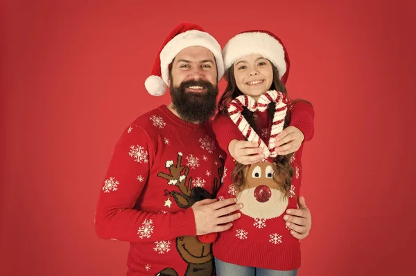 La Navidad es amor. Hijita, muestra amor de corazón a padre. Hombre barbudo y niño pequeño en Navidad. Comparte amor y cuidado. Valores familiares. Feliz familia celebrar el año nuevo y la Navidad. Amor y confianza —  Fotos de Stock