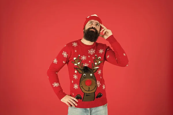 Barba de toque hipster pensativo. perdido em pensamentos. focado em escolher um presente. Devo usar roupas quentes. Que tempo é hoje. homem barbudo acessório de malha. seu Natal time.what para apresentar — Fotografia de Stock