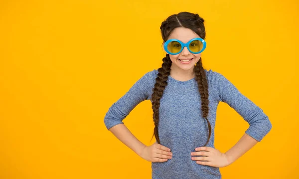 Urlaubsreif. Lächeln Kind im Urlaub. casual fashion trend. geflochtene Haare zu Zöpfen. Teenager-Mädchen mit stylischer Frisur. Lustiges Kind mit Parteibrille. Schönheit mit Sonnenbrille. Kinderglück — Stockfoto