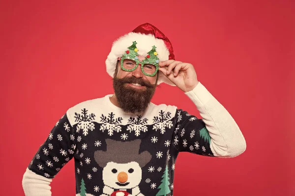 Cada Pai Natal precisa de um par desses acessórios. O Pai Natal feliz usa óculos elegantes. Homem barbudo com acessórios de festa de árvore de xmas. Acessórios de traje festivo. Acessórios de férias. Natal e ano novo — Fotografia de Stock