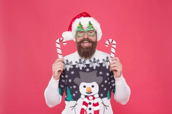 Cheerful party goer in santa hat and knitted sweater feel joy and prepare for christmas celebration, christmas shopping — Stock Photo, Image