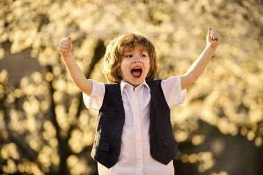 Mutlu bir çocukluk. Sağlıklı bir çocuk. Çocuk bakımı. Yaz tatilini kutlayın. Erkek doğası geçmişi. Çocuk gelişimi. Mutluluk. Heyecanlı çocuk. Sevimli çocuk bahar bahçesi. Uluslararası Çocuk Günü