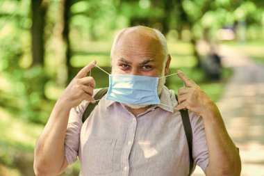 Kilitleme kısıtlamalarını gevşetiyorum. Maske virüsten korunuyor. Yaşlı insanlar yüksek riskli covid-19. Maske tak. Karantina genişletildi. Salgın hastalık konsepti. Enfeksiyonun yayılma riskini sınırla. Kıdemli adam maskesi.