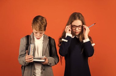 Çocuklar için eğitim. Yetenek ve bilgi. Çocuk bakımı. Özel üniversite. İnek yaşam tarzı. Şirin çocuk ders çalışıyor. Temel eğitim. Okul eğitimi konsepti. Kitaplı öğrenci. Yabancı dil öğreniliyor