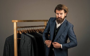 Yakışıklı damat resmi kıyafet düğün günü, alışveriş merkezi konsepti