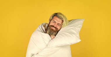 Uykuya dalın. Yastığı ve yorganı olan yakışıklı bir adam. Yeterince uyudum. Bahşişler daha iyi uyuyor. Sakallı adam uyukluyor. Melatonin uykunu getirir ve uyumana yardımcı olur.