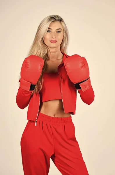 Superar problemas. Auto-aperfeiçoamento. Menina desportiva roupas vermelhas luvas de boxe. Ginásio e treino. Modelo de fitness. Estilo de vida desportivo. Treinador de fitness de mulher desportiva. Treinamento pessoal. Luta com o próprio complexo — Fotografia de Stock