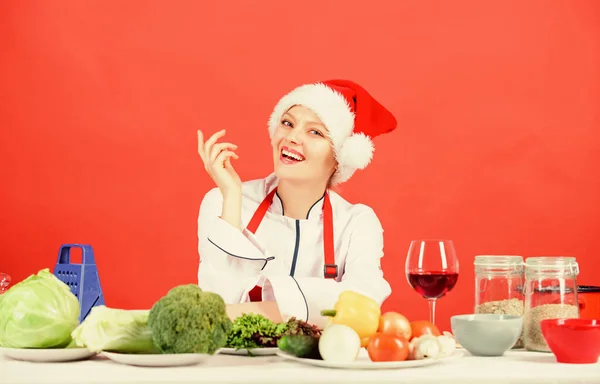 Koken voor familie. Gezonde kerstvakantie recepten. Eenvoudige ideeën voor kerstfeest. Vrouwelijke chef-kok Santa hoed koken in de keuken. Beste kerst recepten van perfecte huisvrouw. Kerstdiner idee — Stockfoto