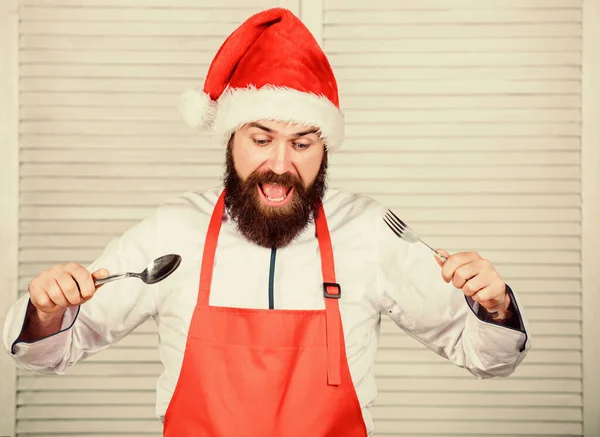 Man Tomte hatt skäggig hipster bära kulinariska förkläde. Maträtt för familjen. Julmiddag i sista minuten. Matlagning läcker och snabb semester måltid. Enkelt recept med lite aktiv koktid — Stockfoto