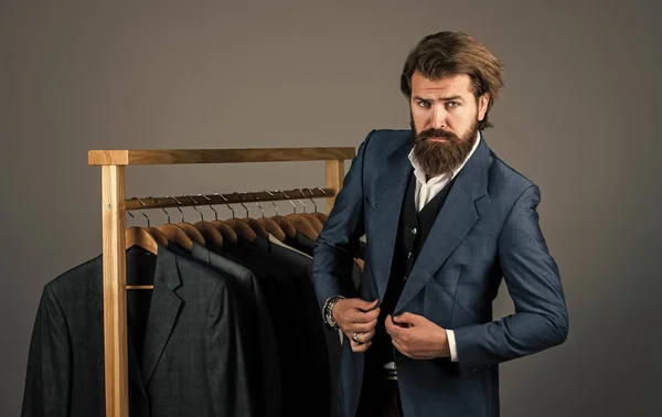 Bonito noivo homem estilo formal terno dia do casamento, conceito shopping — Fotografia de Stock