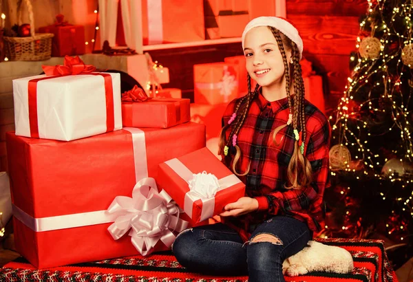 Concepto de sueños preciados. Por fin año nuevo. Chica adolescente celebra la Navidad. Niño feliz con árbol de navidad de regalo. Regalo de infancia que siempre quisimos. La memoria de la infancia el regalo más agradable provoca alegría festiva —  Fotos de Stock