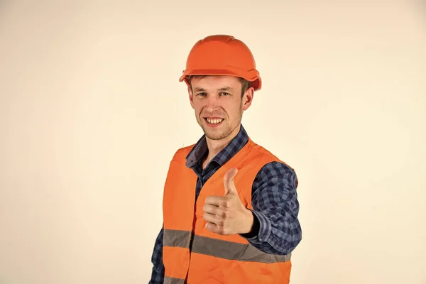 El hombre usa obras protectoras de reparación de sombreros duros, buen concepto de trabajo — Foto de Stock