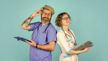 Doktor toplantısı. Normal bir gündüz hastanesi. Tecrübeli meslektaşımın tavsiyesi. Tıbbi personel. Tıp eğitimi. Kanıta dayalı tıp. Doktor ve hemşire iletişim kuruyor. Virüs tedavisi. Doktor meslektaşlarım.