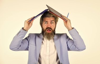 İşine odaklanmış. İşletme bölümünün yetenekleri var. Yetenekli muhasebeci ofis ceketi giyer. İdari danışman ya da analistler iş belgeleriyle çalışır. Finansal analistler klasörü tutuyor. sigorta olarak çalışmak