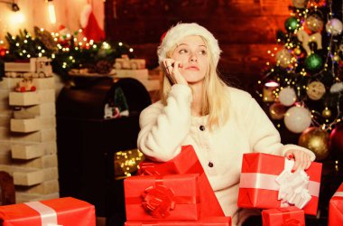 Hüzünlü duygular. Mutlu Noeller ve mutlu yıllar. Rüya gibi bir ruh hali. Şimdiki konsept. Boks günü. Yeni yıl yaklaşıyor. Noel arifesi. Yalnız üzgün kadın ve Noel hediyesi kutusu. Nostaljik anlar