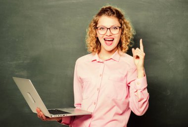 Online okul. BTMM öğrencisi. İstihbarat ve programlama. İnternetten ders veriyorum. İnternette çalış. Öğretmen defterinin yazı tahtası arkaplanı. İnternette sörf yapan kadın. Dijital teknoloji. Modern meslek