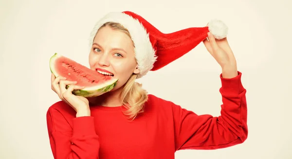 圣诞节夏季目的地。女人的桑塔帽子拿着薄片西瓜.漫长的夏天圣诞女孩吃西瓜。圣诞节假期和度假胜地。热带圣诞节的概念 — 图库照片