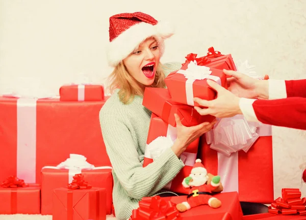 Kvinna upphetsad blond hålla presentförpackning med båge. Perfekt present till flickvän eller fru. Öppnar julklapp. Flicka nära julgran glad fira semester. Tomten kommer med sin gåva som hon alltid velat ha — Stockfoto