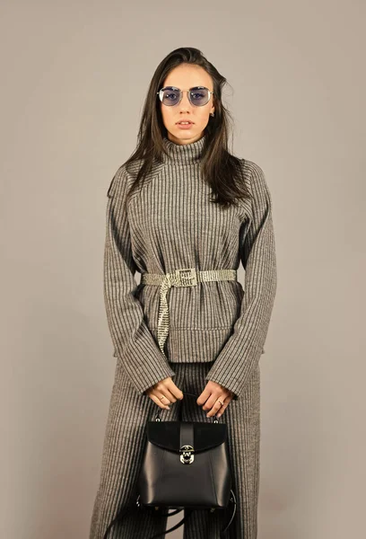 Confiante na escolha dela. Outono e Primavera quentes. mulher elegante em vestuário cinza na moda. Retrato de mulher da moda. Está na hora do Outono. senhora em roupas de outono. coleção de moda primavera. Moda lookbook — Fotografia de Stock