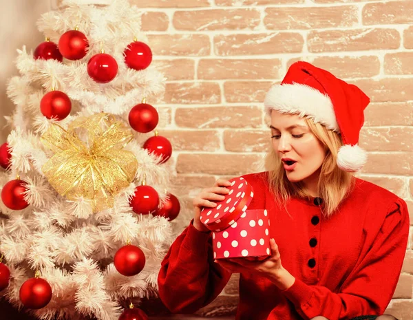 Glad tjej i tomtedocka. Nyårsfest. leverans julklappar. En leende kvinna som firar jul. God jul och gott nytt år. Vi firar nyår tillsammans. Från Santa — Stockfoto