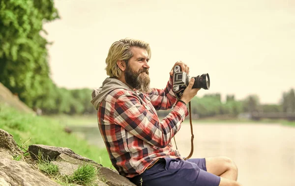 Passer du temps insouciant. homme hipster avec barbe utiliser un appareil photo professionnel. photographe appareil photo rétro. journaliste est ma carrière. journaliste faire une photo. Caméra vintage. capturer ces souvenirs. Appareil photo reflex — Photo