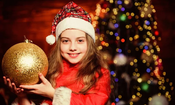 Chica traje de Santa Claus celebrar grandes adornos árbol de navidad bola. Decoraciones navideñas. Me encanta decorar todo a su alrededor. Brillante juguete grande. Feliz navidad. Ambiente festivo día de Navidad — Foto de Stock