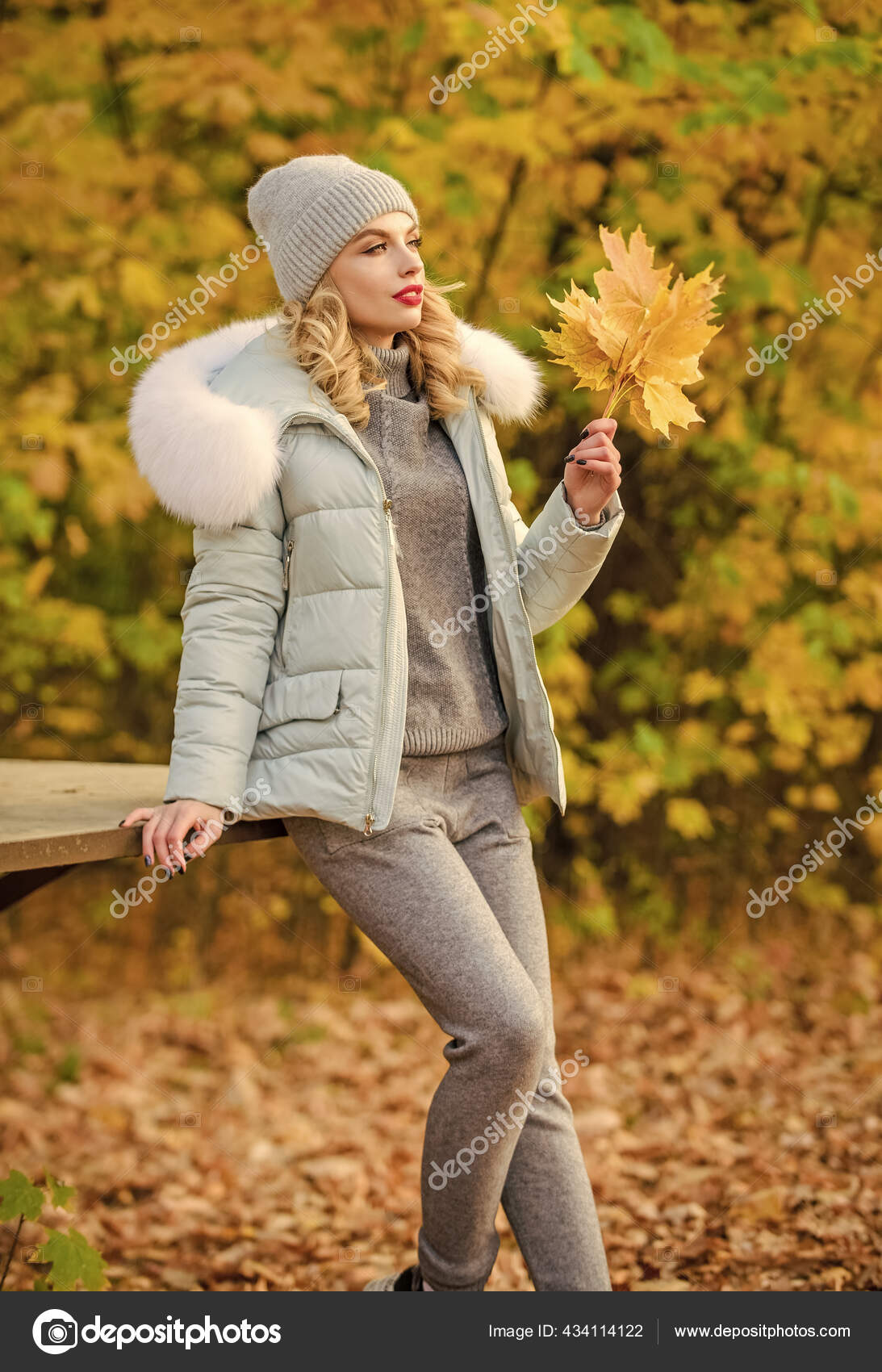 Roupas para descansar. Mulher desfrutar de temporada de outono no parque.  Malhas quentes. Menina relaxante na