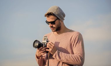 Geleceğe bir göz atalım. Seksi turist muhabiri. Macera yakalamak. Gazeteci. Kameralı maço adam. Gözlüklü fotoğrafçı. Kamerayla seyahat et. Erkek modası. modaya uygun görünüyor