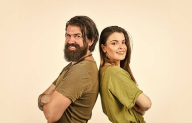 Takım çifti. Sakallı adam ve kadın. Moda ve güzellik. Sevgililer Günü. Kız arkadaşı olan bir adam. Birbirine aşık bir çift. İlişki ve flört. Modern çift. Erkek kozmetik ürünlerinin kadınlardan ne kadar farklı olduğunu.