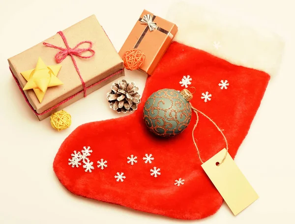 Drobné předměty plnící nádivky nebo plnidla malé vánoční dárky. Vánoční ponožka bílé pozadí horní pohled. Naplňte ponožku dárky nebo dárky. Vánoční oslava. Obsah vánoční punčochy — Stock fotografie