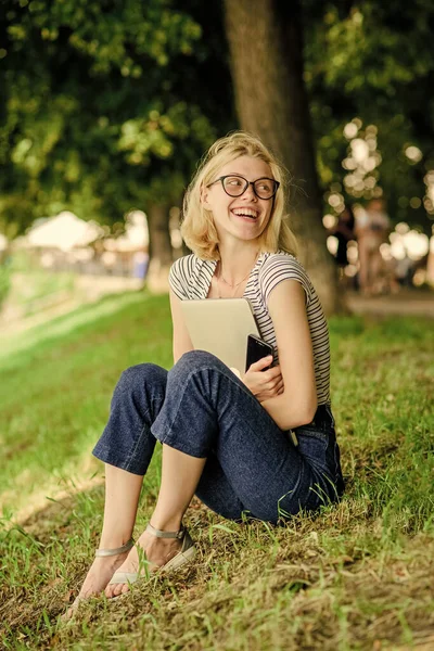 自然に近い。自然の刺激的な環境。屋外でリラックスした女の子気楽な学生労働者のラップトップは緑の芝生に座る。自然との融合。夏のコンセプト。休憩してリラックスしてください。シンプルな幸せ — ストック写真